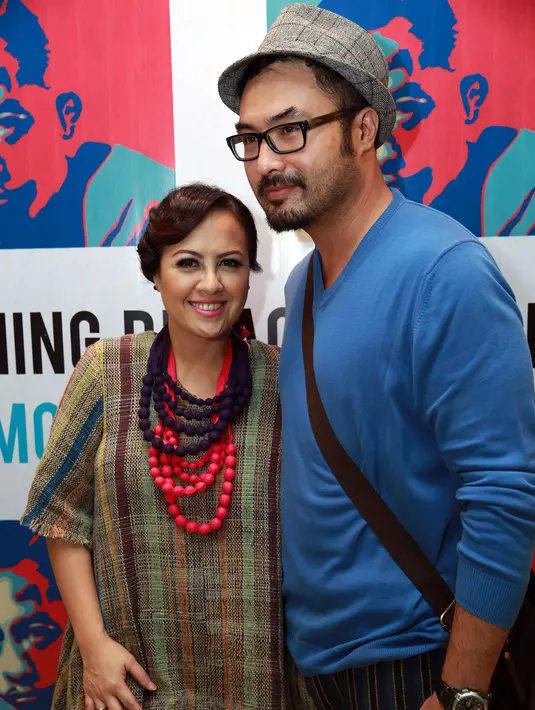 "Tahun 2008 terakhir nyanyi dia (Surya Saputra). Nikah sempat bikin single, niat untuk souvenir nikah, tapi akhirnya bikin buat RBT. Dan ini baru nyanyi lagi. Dia kan dulu Cool Colors gitu loh.” tandas Cynthia Lamusu. (Deki Prayoga/Bintang.com)