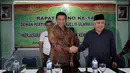 Din Syamsuddin (kanan) berjabat tangan dengan Wiranto jelang konferensi pers di Gedung MUI, Jakarta Rabu (18/1). Pemerintah dan MUI akan membahas permasalahan bangsa mutakhir dalam Rapat Pleno ke-14 Dewan Pertimbang MUI (Liputan6.com/Johan Tallo)