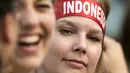 Warga asing memberi dukungan pada Indonesia saat menyaksikan laga melawan Thailand pada laga Asian Games di Lapangan Hoki, GBK, Jakarta, Sabtu (25/8/2018). Indonesia kalah 0-2 dari Thailand. (Bola.com/Peksi Cahyo)