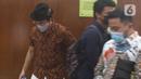 Denny Sumargo memasuki ruangan sidang di Pengadilan Negeri Jakarta Selatan, Kamis (7/7/2022). Jaksa penuntut Umum (JPU) menghadirkan Denny Sumargo sebagai saksi atas kasus dugaan penggelapan yang menjerat mantan manajernya, Ditya Andrista. (Liputan6.com/Herman Zakharia)