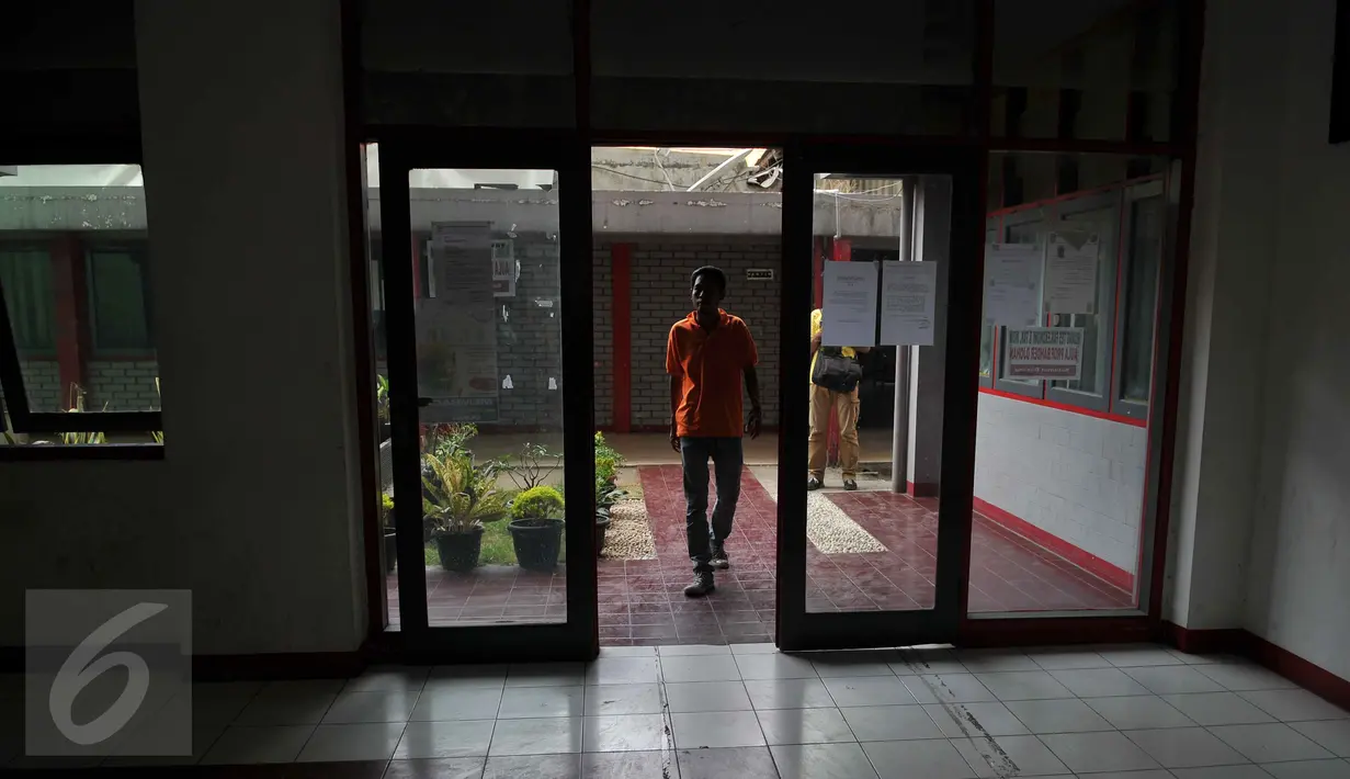 Mahasiswa saat akan melakukan aktivitas di kampus Unversitas Ibnu Chaldun Jakarta, Selasa (6/10). Kemendikti telah membekukan 243 kampus karena dalam pelaksanaan kegiatan perkuliahan mereka melakukan berbagai pelanggaran. (Liputan6.com/Gempur M Surya)