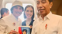 Jizzy Pearl Bastian putri Vino G. Bastian dan Marsha Timothy melukis wajah Presiden Jokowi. Ia bahagia banget saat Jokowi menandatangani hasil karyanya. (Foto: Dok. Instagram @vinogbastian__)