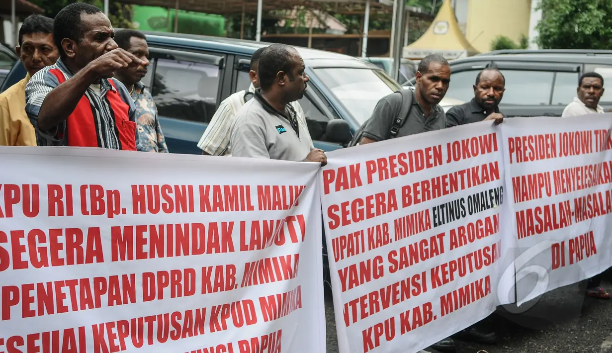 Massa perwakilan dari calon anggota DPRD Kabupaten Mimika hasil Pemilihan Umum Legislatif 2014 melakukan aksi di depan Kantor KPU RI, Jakarta, Jumat (17/4/2015). (Liputan6.com/Faizal Fanani)