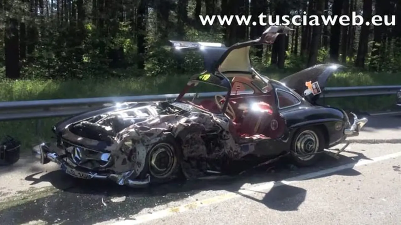 Mercedes SL Gullwing dan BMW Terbakar Saat Ikut Reli Bersejarah