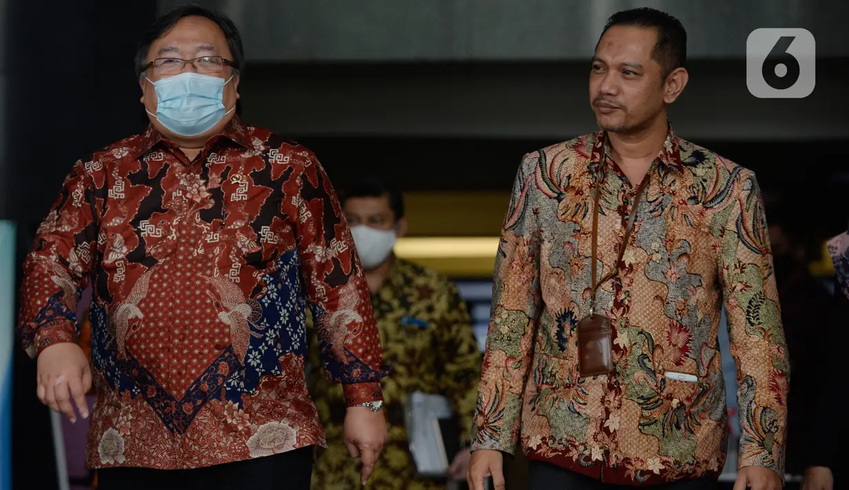 Menristek Bambang Brodjonegoro berjalan bersama Wakil Ketua KPK Nurul Ghufron usai pertemuan di gedung KPK, Jakarta, Selasa (16/6/2020). Pertemuan membahas mengenai hal terkait pendanaan penelitian riset teknologi inovasi guna mencegah terjadinya tindak pidana korupsi. (merdeka.com/Dwi Narwoko)