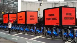 Sejumlah mobil box membawa billboard yang bertema kepedulian untuk Suriah mengelilingi gedung PBB di New York (22/2). Kampanye kemanusian untuk Suriah ini dilakukan jelang pemilihan Dewan Keamanan PBB di New York. (AFP Photo/Timothy A. Clary)