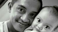 Dadan Kuswaraharja lebih jago menggendong anak menggunakan kain dibanding sang istri.