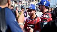 Posisi kedua sprint race MotoGP Indonesia 2024 diraih rekan setim Francesco Bagnaia, Enea Bastianini (tengah). (SONNY TUMBELAKA/AFP)