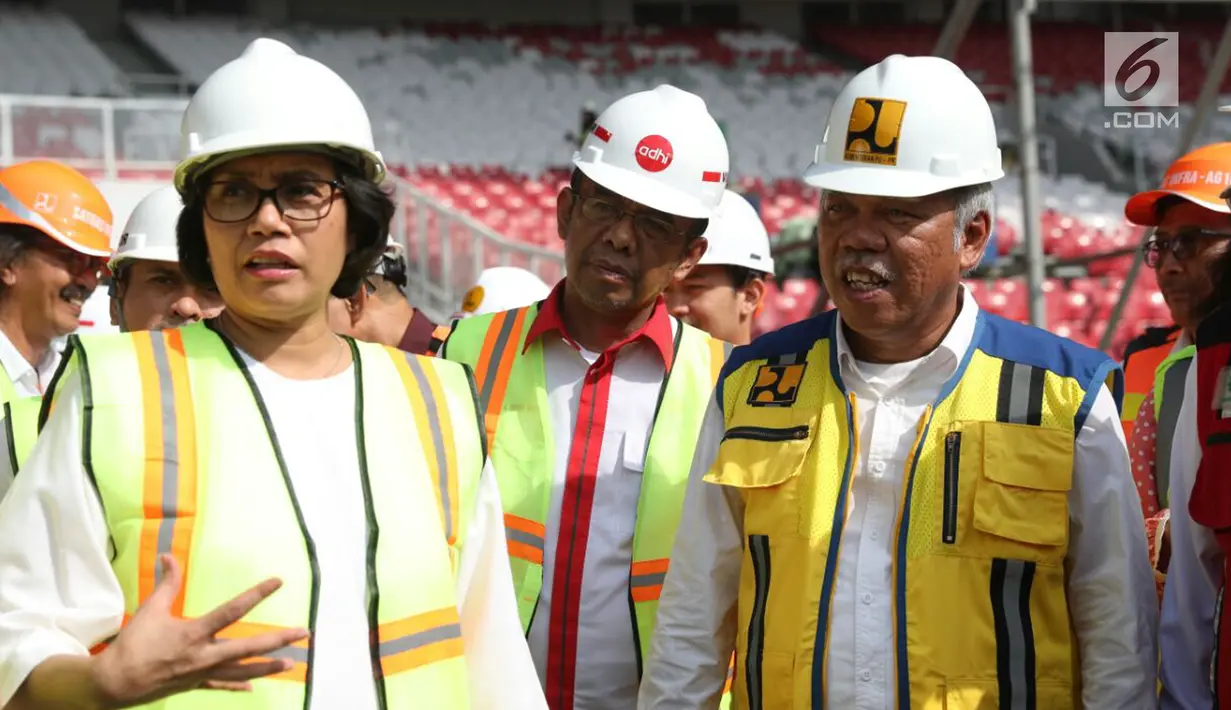 Menkeu Sri Mulyani (kiri) bersama Menteri PUPR Basuki Hadimuljono dan Sesmenpora Gatot S Dewa Broto (tengah) meninjau Stadion Utama Gelora Bung Karno di Senayan, Jakarta, Kamis (23/11). (Liputan6.com/Pool/Sesmenpora)