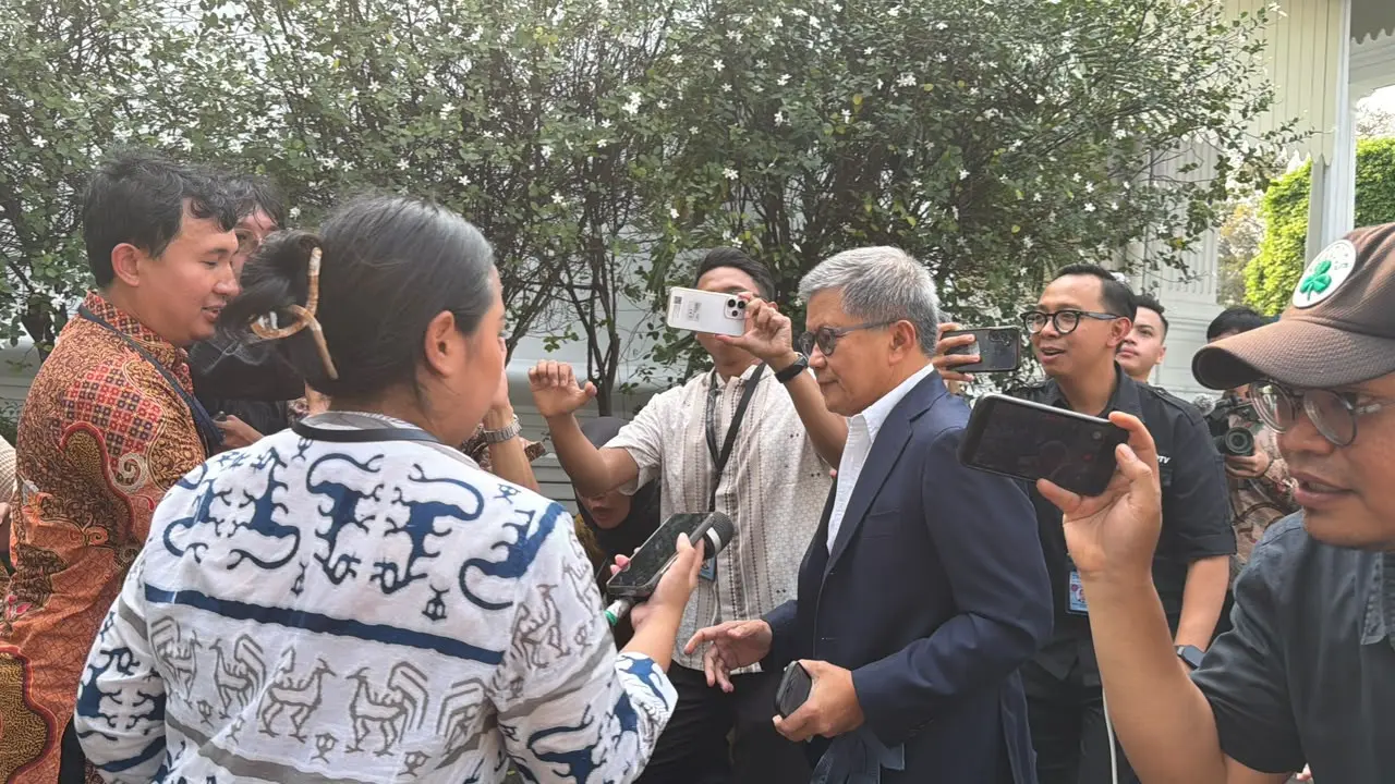 Akademisi Rocky Gerung tiba di Istana Merdeka, Jumat (2/10/2026) (Liputan6.com/Lizsa Egeham)