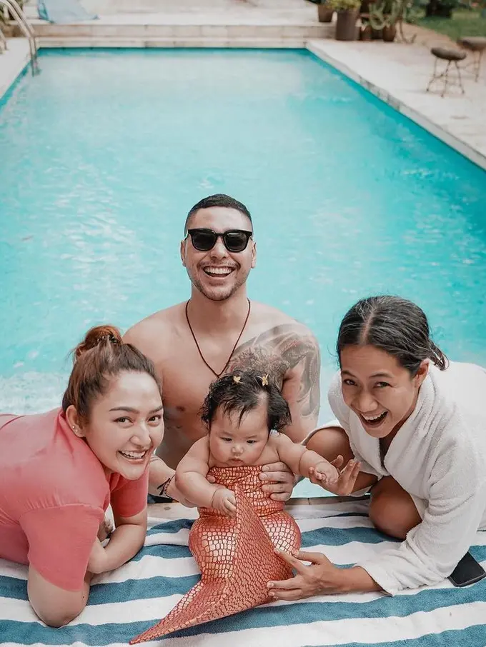 Siti Badriah, Krisjiana dan sutradara Nia Dinata berfoto dengan Xarena yang menggunakan kostum mermaid. (Foto: Instagram/ibunia)