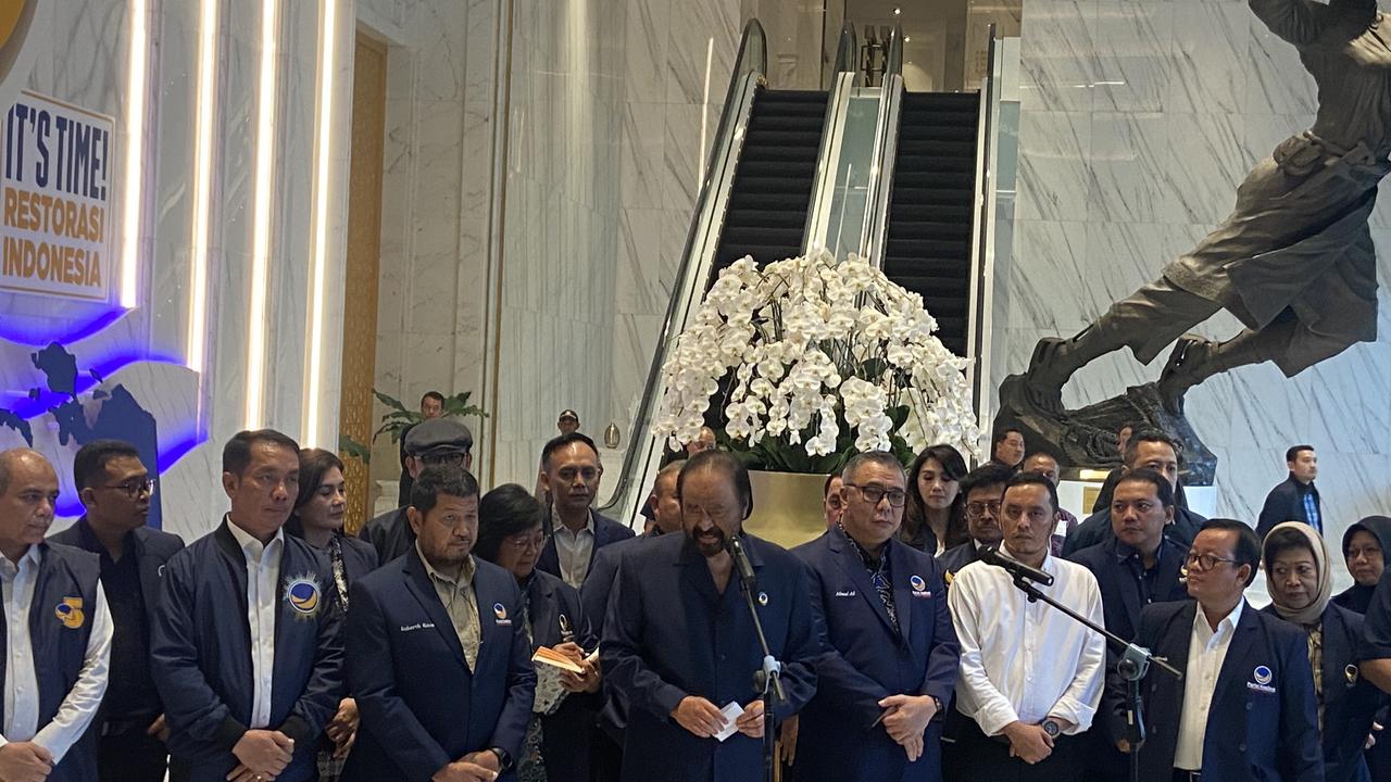 Ketua Umum Partai NasDem Surya Paloh bersama jajaran saat jumpa pers di Kantor DPP Partai NasDem Jakarta, Rabu (17/5/2023).