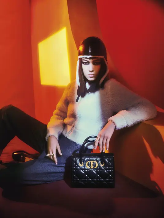 Desain grafisnya menggabungkan keanggunan dan semangat dari pakaian olahraga, dengan variasi tumpuk dan hasil dari savoir-faire virtuoso yang menghiasi rok dan jaket yang menjadi highlight dari koleksi ini. Foto: Document/Dior.