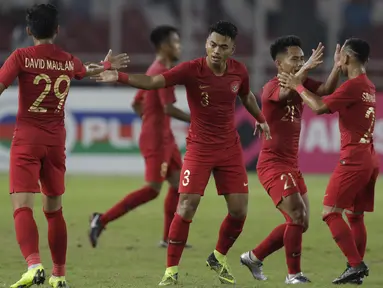 Para pemain Timnas Indonesia merayakan gol yang dicetak Alfath Faathier ke gawang Timor Leste pada laga Piala AFF 2018 di SUGBK, Jakarta, Selasa (13/11). (Bola.com/M. Iqbal Ichsan)