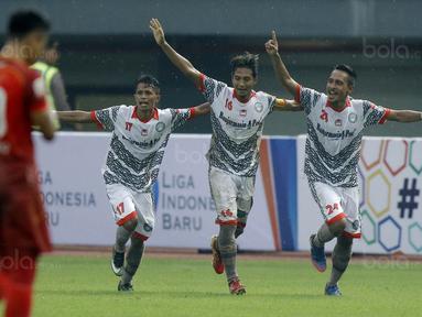 Para pemain Martapura FC merayakan gol yang dicetak Qischil Gandrum Minny ke gawang Martapura FC pada laga 8 besar Liga 2 Indonesia di Stadion Patriot, Bekasi, Kamis (9/11/2017). Persis kalah 0-1 dari Martapura FC. (Bola.com/M Iqbal Ichsan)