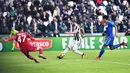 Striker Juventus Gonzalo Higuain menendang bola yang berbuah gol saat melawan Sassuolo dalam pertandingan Liga Italia Serie A di Stadion Allianz di Turin, Italia (4/2). Gonzalo Higuain berhasil mencetak hattrick. (Alessandro Di Marco / ANSA via AP)