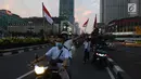 Pendukung capres-cawapres 01 Jokowi-Ma'ruf Amin berkeliling di kawasan Bundaran HI, Jakarta, Rabu (17/4). Berdasarkan hasil hitung cepat  Pasangan Jokowi-Ma'ruf Amin unggul diberbagai lembaga survei. (Merdeka.com/Imam Buhori)