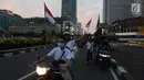 Pendukung capres-cawapres 01 Jokowi-Ma'ruf Amin berkeliling di kawasan Bundaran HI, Jakarta, Rabu (17/4). Berdasarkan hasil hitung cepat  Pasangan Jokowi-Ma'ruf Amin unggul diberbagai lembaga survei. (Merdeka.com/Imam Buhori)