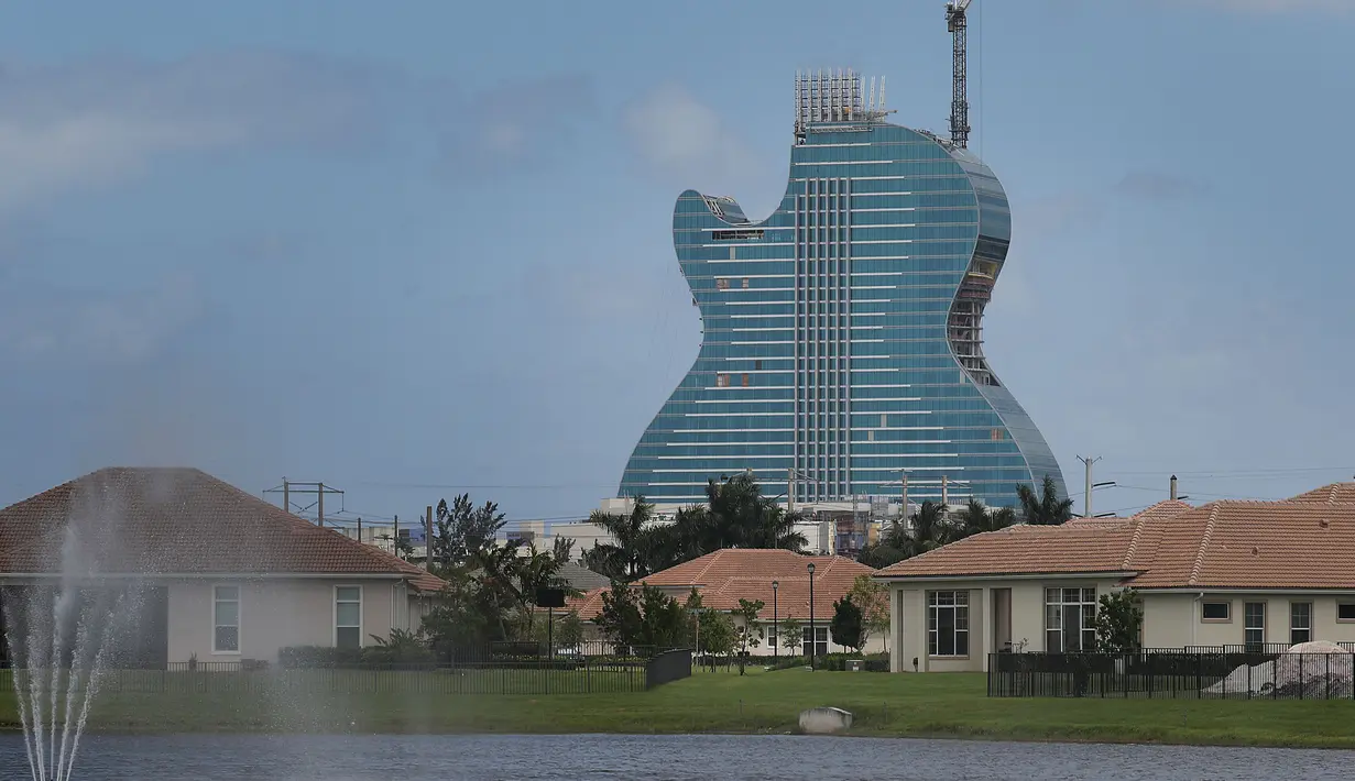 Suasana Hotel Hard Rock selama dibangun di Hollywood, Florida (24/5/2019). Bukan hanya jadi tempat yang menarik untuk menginap, Hard Rock juga memiliki konsep dan elemen musik yang cukup kental. (AFP Photo/Joe Raedle)