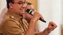 Gubernur DKI Jakarta Anies Baswedan memberi keterangan terkait pengambilalihan pengelolaan air di Gedung Balai Kota Jakarta, Senin (11/2). Pemprov DKI akan segera mengambil alih pengelolaan air dari pihak swasta. (Liputan6.com/Faizal Fanani)