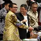 Mantan Wakil Direktur Keuangan Permai Group Yulianis bersalaman dengan ketua Pansus Hak Angket KPK, Agun Gunadjar usai memenuhi panggilan Pansus hak angket untuk KPK di Gedung Nusantara, Senayan, Jakarta, Senin (24/7). (Liputan6.com/Johan Tallo)