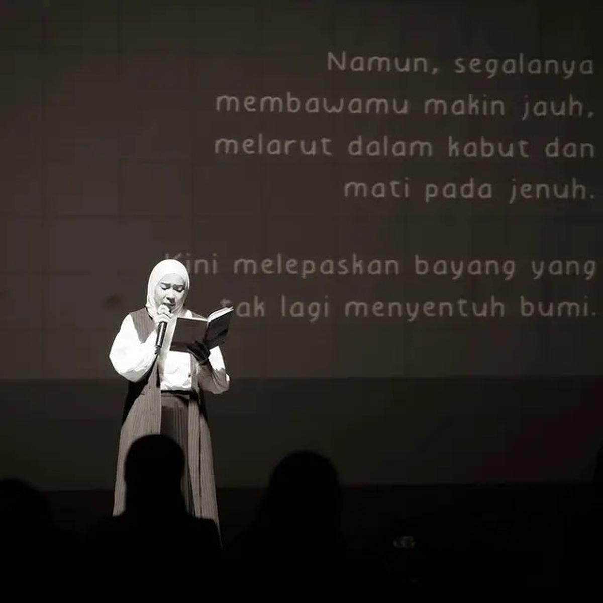 Potret 7 Artis Baca Puisi di Peluncuran Buku Natasha Rizky, Desta Sampai Menangis