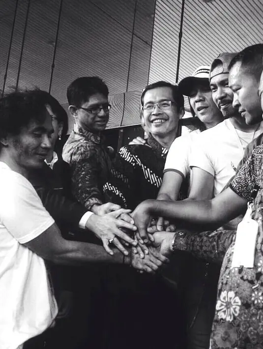 "Kita ubah sedikit liriknya ya, ikuti saya. 'Ku tak bisa jauh-jauh darimu' kita ubah jadi 'Ku tak bisa jauh-jauh dari KPK'," ucap Kaka mengajak bernyanyi bersama di gedung KPK, Rasuna Said, Senin (22/2). (Dezmond Manullang/Bintang.com)