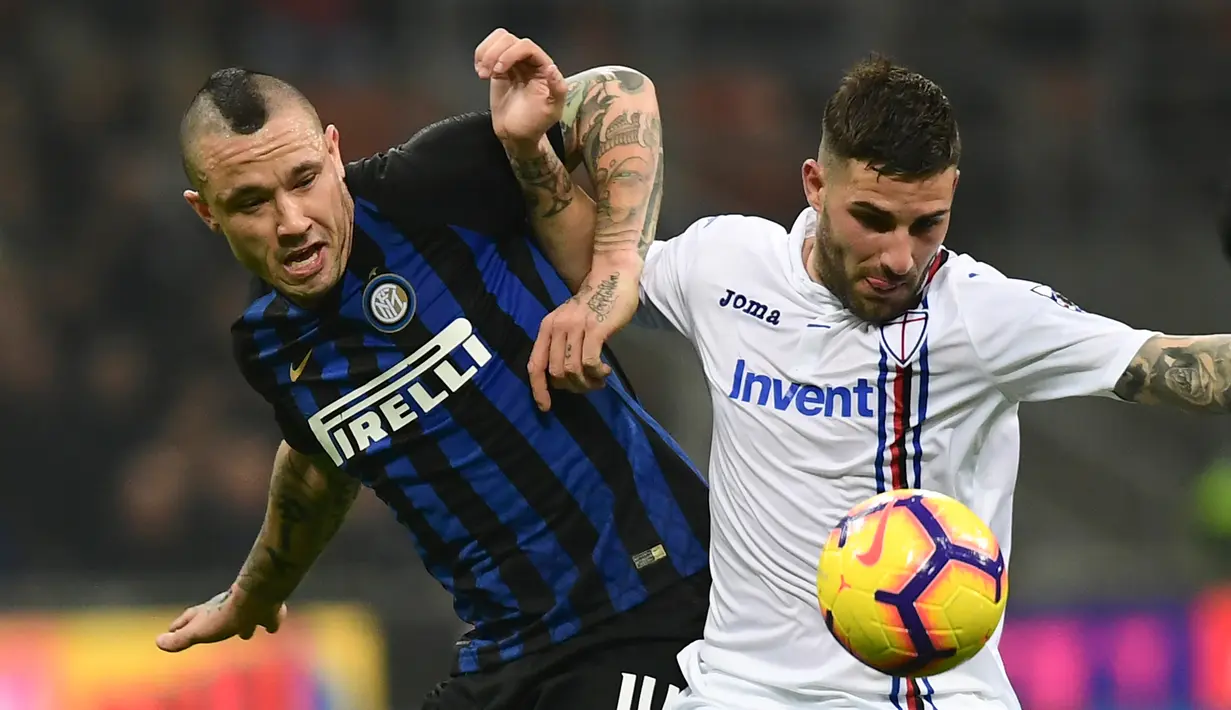 Gelandang Inter Milan Radja Nainggolan (kiri) bersaing dengan bek Sampdoria Nicola Murru saat bertanding pada Serie A di Stadion San Siro, Milan, Minggu (17/2). Nainggolan mencetak gol penentu bagi Inter Milan. (Miguel MEDINA/AFP)
