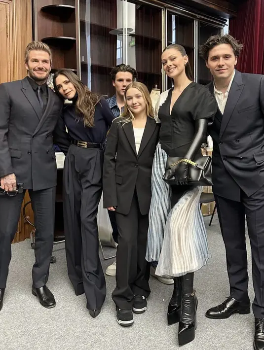 Kali ini Nicola tampil lebih stylish dan glamor dengan dress ruffle dan top hitam yang menjanjikan. [Foto: Instagram/ Victoria Beckham]