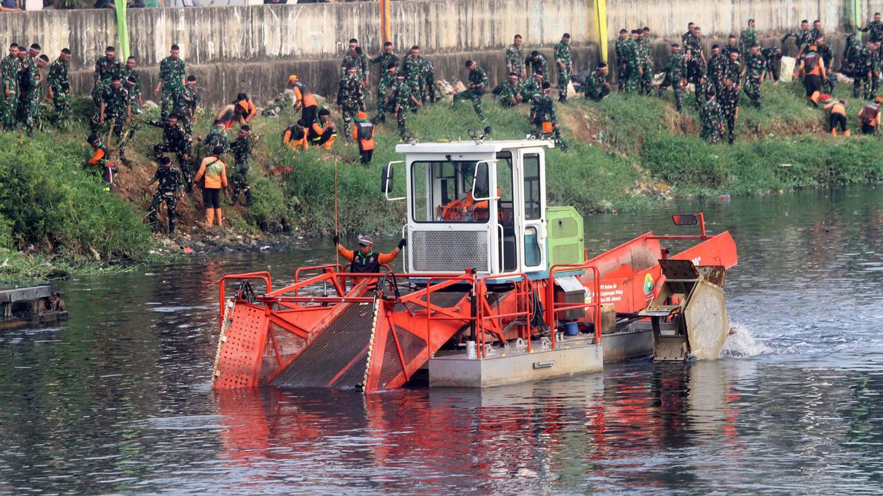 Jelang HUT RI TNI Polri dan PPSU Bersihkan Kanal Banjir Barat
