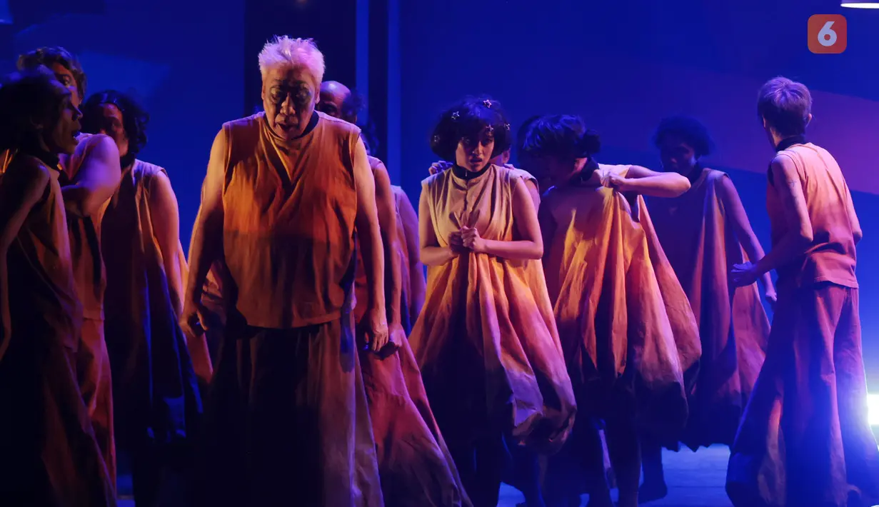 Para aktor Teater Koma menampilkan adegan dalam pementasan Rumah Sakit Jiwa di Graha Bhakti Budaya, Taman Ismail Marzuki, Jakarta, Rabu (29/7/2026). Produksi ke-237 Teater Koma yang berkolaborasi dengan Bakti Budaya Djarum Foundation ini kembali menghadirkan karya almarhum N. Riantiarno dengan interpretasi artistik baru yang merefleksikan isu kemanusiaan, relasi kuasa, dan kesehatan mental yang tetap relevan di tengah perkembangan zaman. (KLY/ Budy Santoso)