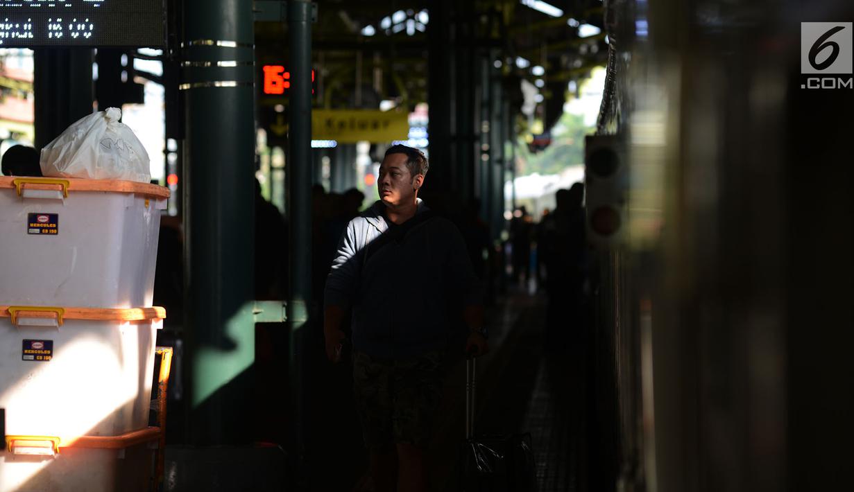 Calon penumpang menunggu kereta di Stasiun Gambir, Jakarta, JumaKt (31/5/2019). H-5 Lebaran, pemudik mulai memadati Stasiun Gambirdimana Lonjakan penumpang kereta api tujuan berbagai kota di Pulau Jawa diprediksi terjadi pada 31 Mei dan 1 Juni 2019. (merdeka.com/Imam Buhori)