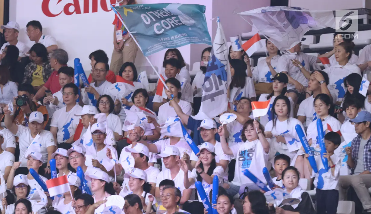 Pendukung tim Korea mengibarkan bendera saat menyaksikan laga basket putri Indonesia melawan Korea pada babak penyisihan Grup X Basket Putri Asian Games 2018 di Jakarta, Rabu (15/8). Indonesia kalah 40-108. (Liputan6.com/Helmi Fithriansyah)
