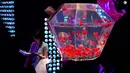 Seorang wanita berdiri di samping akuarium berisi ikan mas selama pameran EDO Nihonbashi Art Aquarium 2018 di Tokyo, Jepang (5/7). Pameran tahunan di Tokyo ini akan dibuka untuk umum mulai 6 Juli hingga 24 September 2018. (AFP Photo/Martin Bureau)