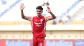 Persis Solo harus puas bermain imbang 2-2 menghadapi PSM Makassar pada matchday kedua Grup A Piala Presiden 2024 di Stadion Si Jalak Harupat, Soreang, Kabupaten Bandung, Senin (22/7/2024). Sempat unggul dua gol terlebih dahulu lewat brace Ramadhan Sananta pada babak pertama, gawang Persis justru dibobol dua kali oleh PSM lewat Yuran Fernandes (58') dan Abdul Rahman (67'). (Bola.com/Abdul Aziz)