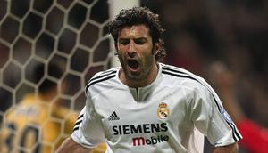 Karier Figo terus bersinar selama lima tahun merumput di Real Madrid. Pemain gelandang ini mencetak 66 gol dan 89 assist dari 336 pertandingan dan memenangi tujuh trofi bersama Real Madrid. (AFP/Javier Soriano)
