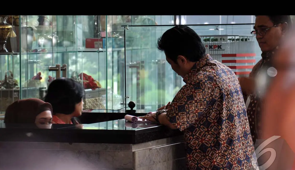 Saat tiba di Gedung KPK, Mahfud yang mengenakan batik lengan panjang warna cokelat mengaku tak kuatir bila ditahan hari ini pasca-diperiksa penyidik, Jakarta, Jumat (8/8/2014) (Liputan6.com/Miftahul Hayat)