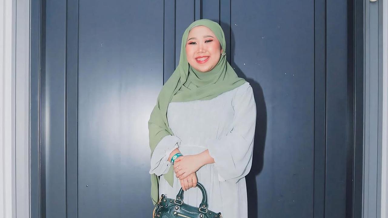 5 Potret Kiky Saputri Tampil Berhijab saat Hadiri Acara Kajian, Penampilannya Curi Perhatian