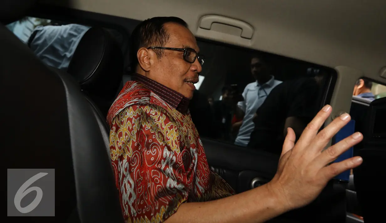Mantan Dirjen Kependudukan dan Catatan Sipil, Irman berada di mobil yang menjemputnya usai menjalani pemeriksaan KPK, Jakarta, Rabu (12/10). (Liputan6.com/Helmi Afandi)