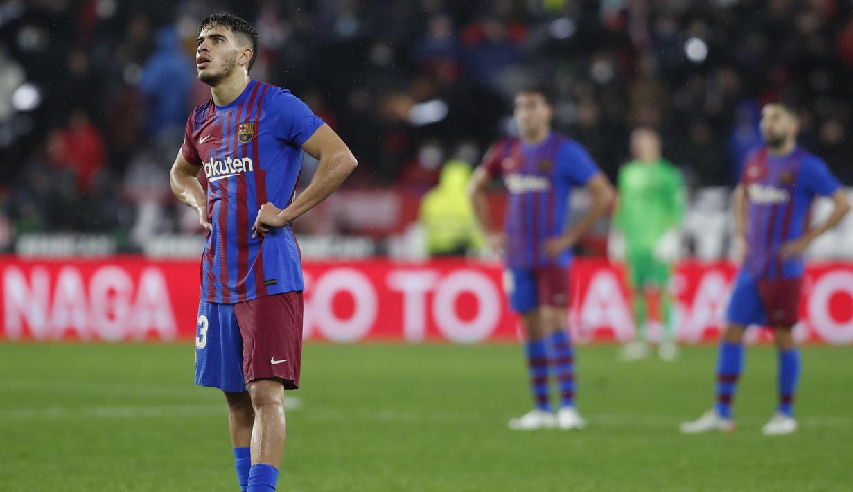 Namun, Barcelona seperti membuang kesempatan emas tersebut. Meski unggul jumlah pemain, Blaugrana malah tak mampu mencetak satupun gol ke gawang Sevilla. Hasil ini membuat Barca berada di posisi ketujuh sedangkan Sevilla tetap kokoh di urutan kedua klasemen Liga Spanyol 2021/22. (AP/Angel Fernandez)
