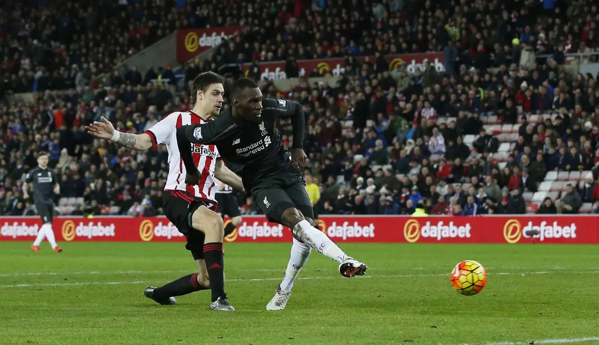 Christian Benteke saat mencetak gol ke gawang Sunderland pada Lanjutan Liga premier Inggris di Stadion Light, Inggris, Kamis (31/12/31) dini hari WIB. (Reuters/Andrew Yates)