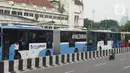 Bus Transjakarta antre saat melintasi Shelter Harmoni, Jakarta, Kamis (5/11/2020). PT Transportasi Jakarta (Transjakarta) menargetkan di tahun 2030 seluruh armada merupakan bus listrik. Diharapkan total bus listrik mencapai 12.120 unit diakhir tahun 2030. (Liputan6.com/Immanuel Antonius)