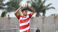 Koko Ari Araya ikut membantu Madura United meraih kemenangan atas Persebaya Surabaya pada laga pekan ke-12 BRI Liga 1 musim ini di Stadion Gelora Bangkalan, Madura, Minggu (17/9/2023) sore WIB. (Bola.com/Wahyu Pratama)