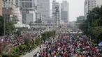 Sejumlah orang memadati Jalan Sudirman-Thamrin, Jakarta saat menikmati Car Free Day (CFD), Minggu (26/3). Libur panjang menjelang Nyepi (28/3), sebagian warga Jakarta memilih menghabiskan waktu dengan berolahraga di area CFD. (Liputan6.com/Faizal Fanani)