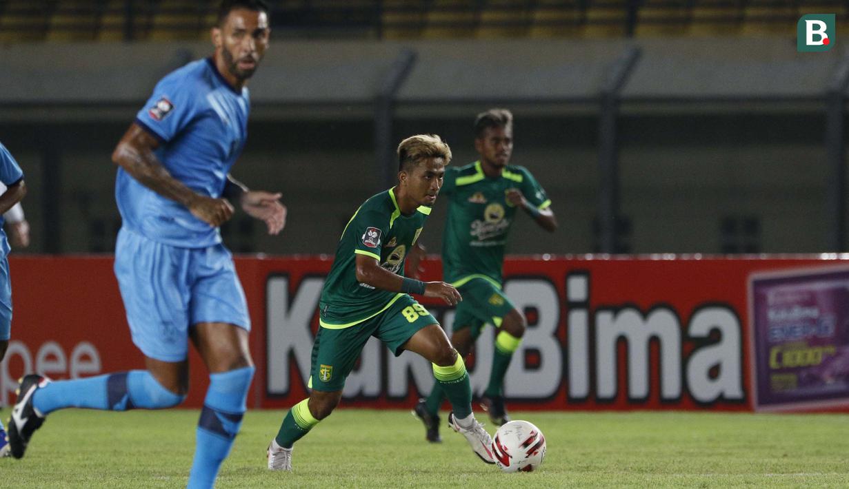Striker Persebaya Surabaya, Muhammad Hambali Tolib (tengah) menggiring bola saat menghadapi Persela Lamongan dalam laga Grup C Piala Menpora 2021 di Stadion Si Jalak Harupat, Bandung, Sabtu (3/4/2021). (Bola.com/Ikhwan Yanuar)