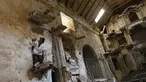 Gembala Alpaca Esteban Taipe memanjat mimbar di gereja terbengkalai di kota hantu Santa Barbara, Peru, Kamis(2/12/2021). Pada masa penjajahan Spanyol, Santa Barbara pernah menjadi tambang merkuri terbesar di Amerika. (AP Photo/Franklin Briceño)