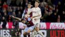 Pemain Manchester United, Scott McTominay, berebut bola dengan pemain Burnley, Zeki Amdouni, pada laga Liga Inggris di Stadion Turf Moor, Minggu (24/9/2023). (Ian Hodgson/PA via AP)