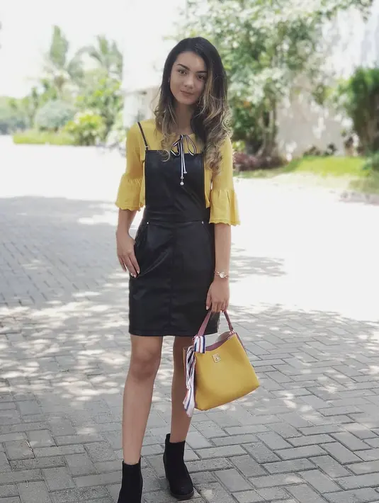 Berpenampilan matching sudah biasa terjadi di kalangan wanita. Begitu juga dengan Ersya yang memakai bajur berwarna kuning dan sama dengan tasnya. (Instagram/ersyaurel)