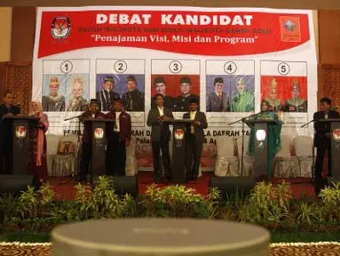 Pasangan calon walikota/wakil walikota Banda Aceh 2012 mengikuti debat kandidat yang diselenggarakan KIP kota Banda Aceh di Banda Aceh, Rabu (4/4). (Antara)