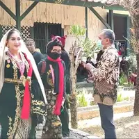 Tidak banyak yang tahu, artis senior Paramitha Rusady masih memiliki darah biru alias keturunan dari Keraton Sumedang. Belum lama ini, artis berusia 57 tahun itu ikut Kirab Pusaka Dan Jamasan 7 Pusaka. Berikut beberapa potretnya. [Youtube/BARAYA SUMEDANG]